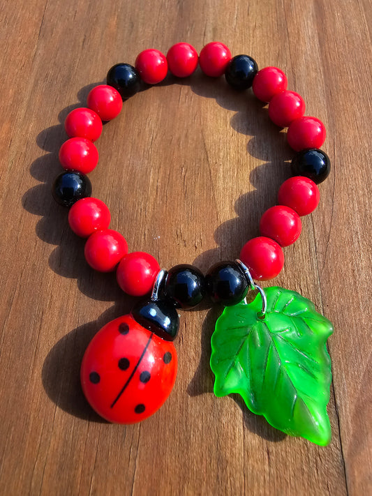 Kids ladybird bracelet - Elastic Beaded bracelet with polyresin charm for small wrists