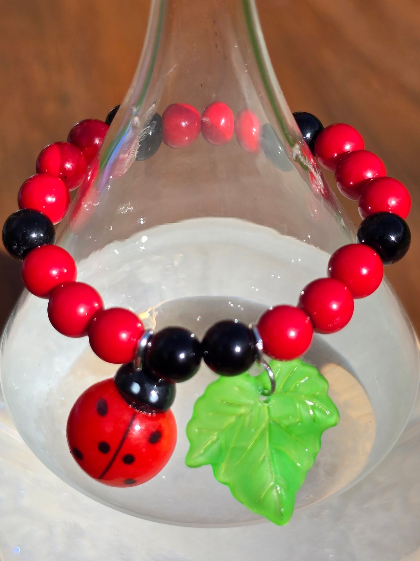 Kids ladybird bracelet - Elastic Beaded bracelet with polyresin charm for small wrists