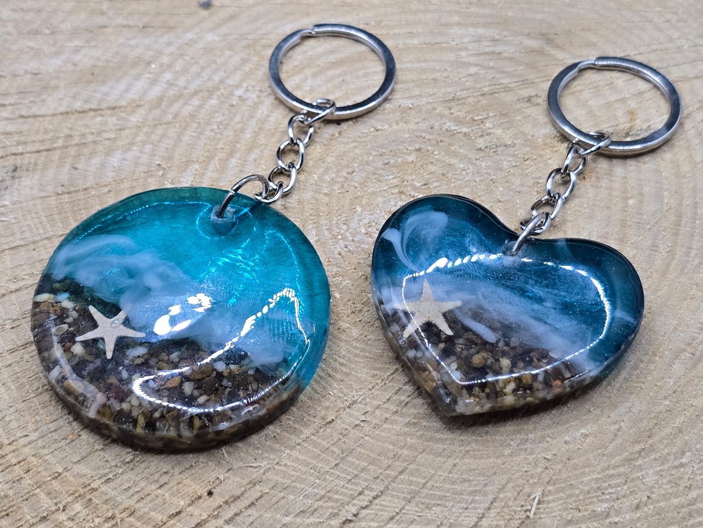 Beach theme resin keyrings - Heart and round shapes