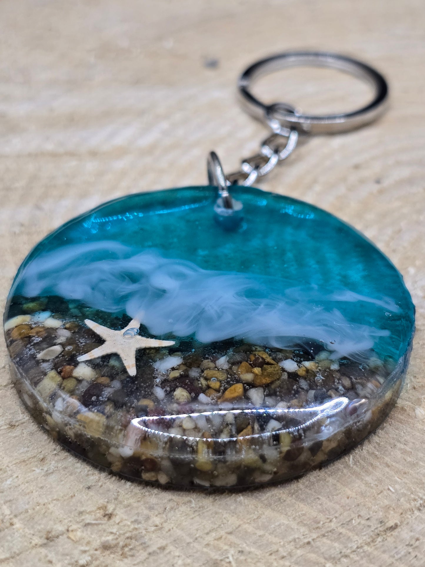 Beach theme resin keyrings - Heart and round shapes