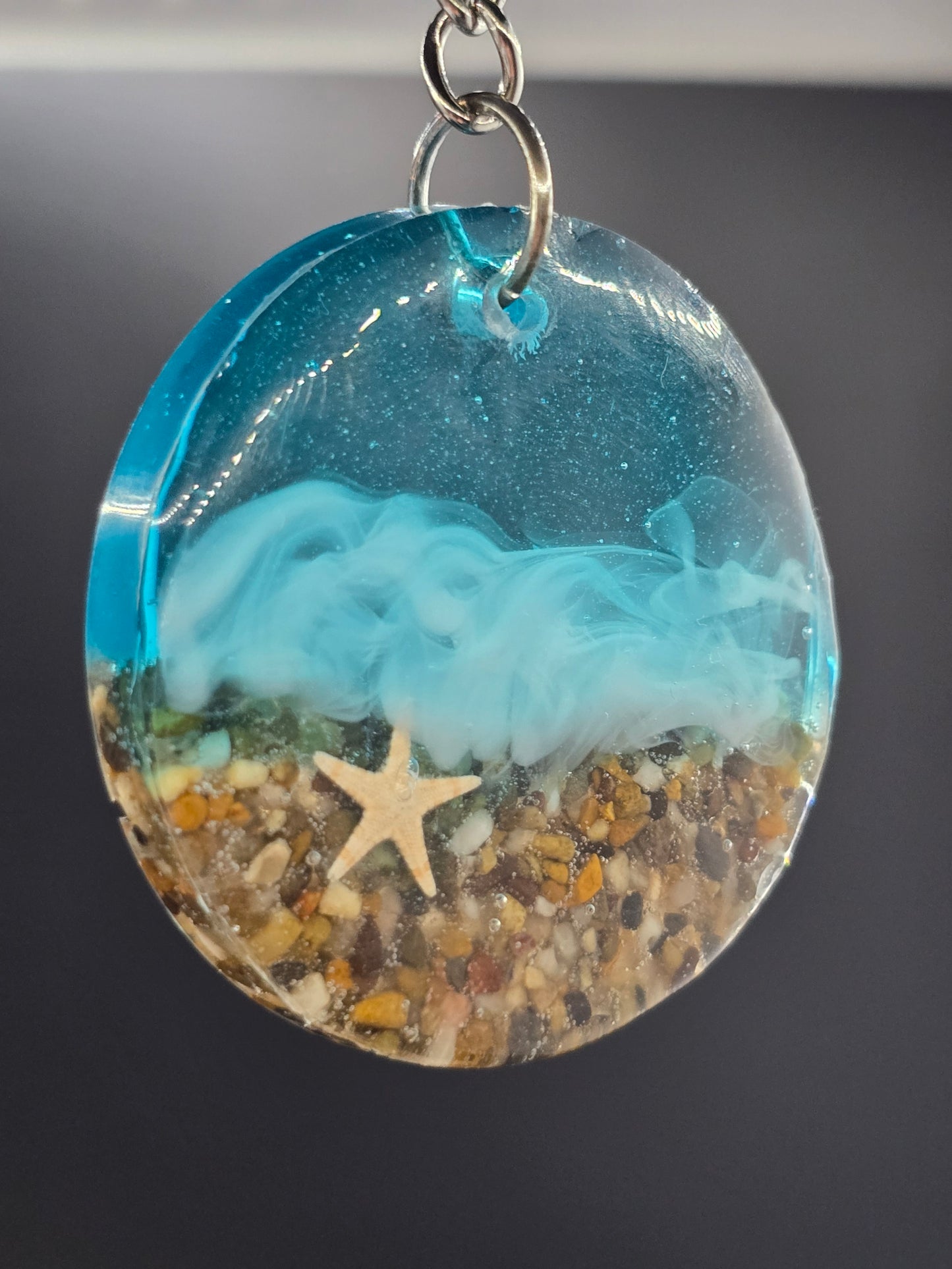 Beach theme resin keyrings - Heart and round shapes