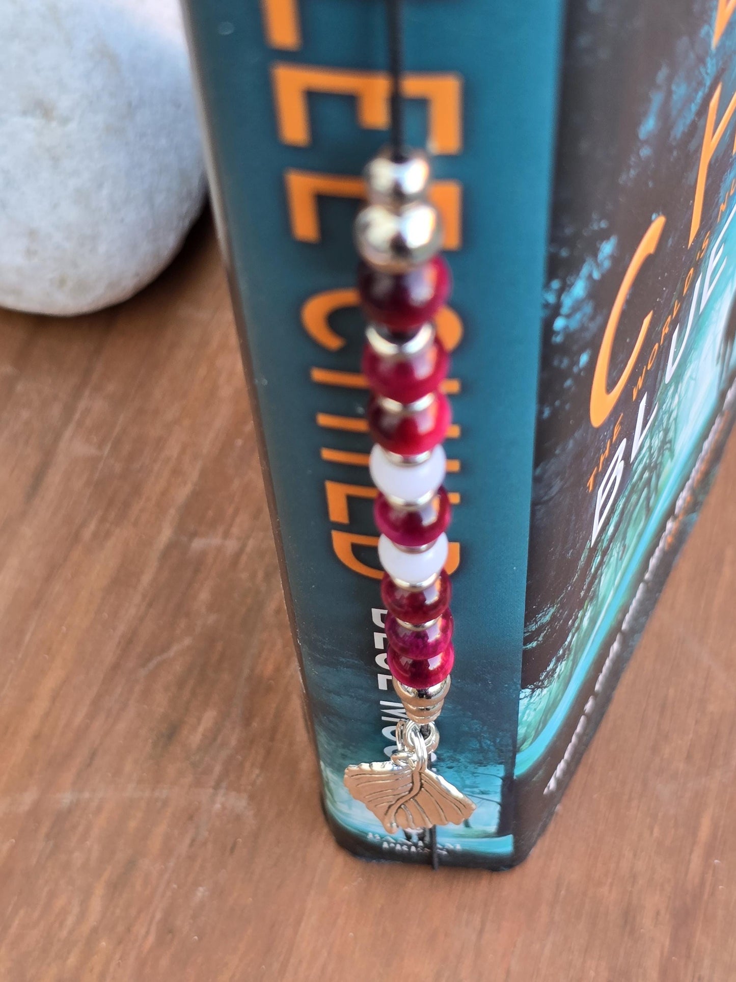 Leaf Emblem Elastic Bookmark - Beaded charm page holder for Books, Diaries and Journals