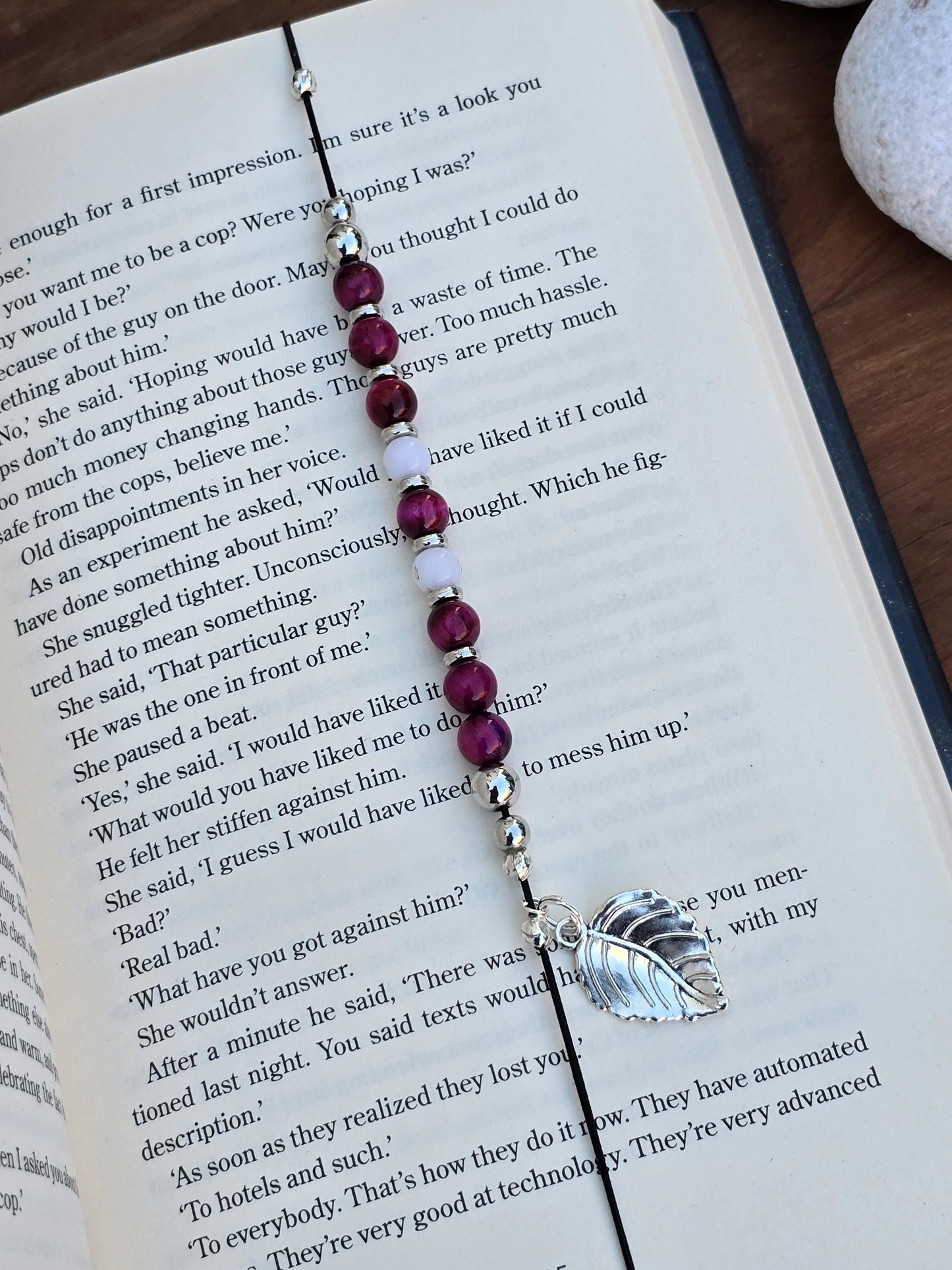 Leaf Emblem Elastic Bookmark - Beaded charm page holder for Books, Diaries and Journals